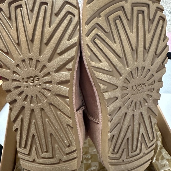 UGG Boots Mushroom Color - Picture 7 of 7